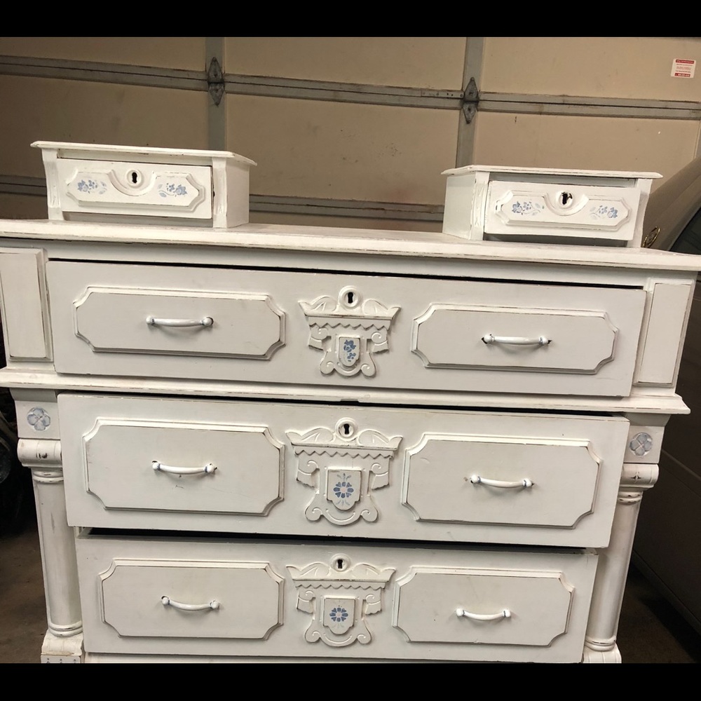 VINTAGE CHEST PERFECT FOR NURSERY OR INVEST FOR $